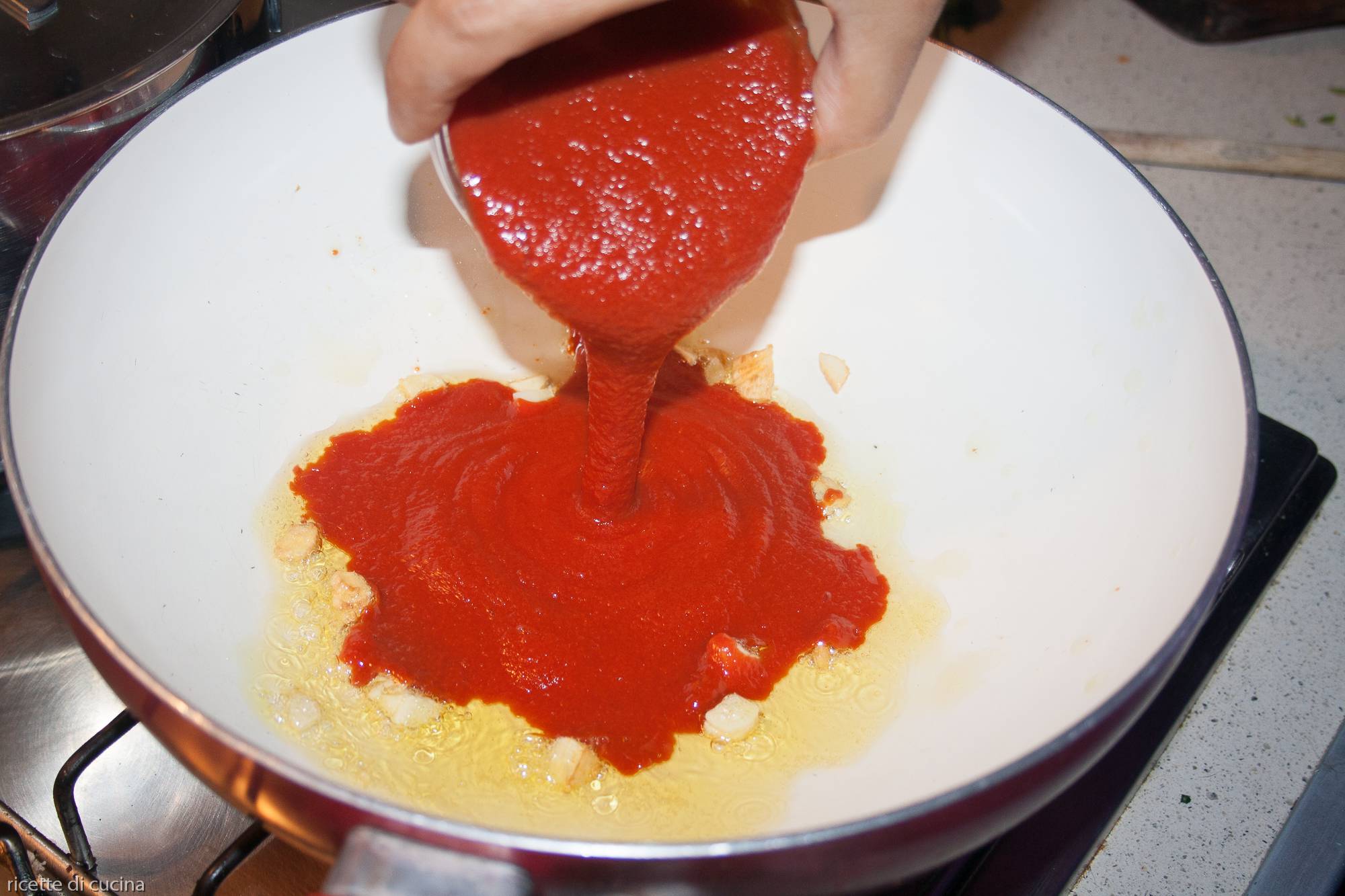 aggiungere la polpa di pomodoro