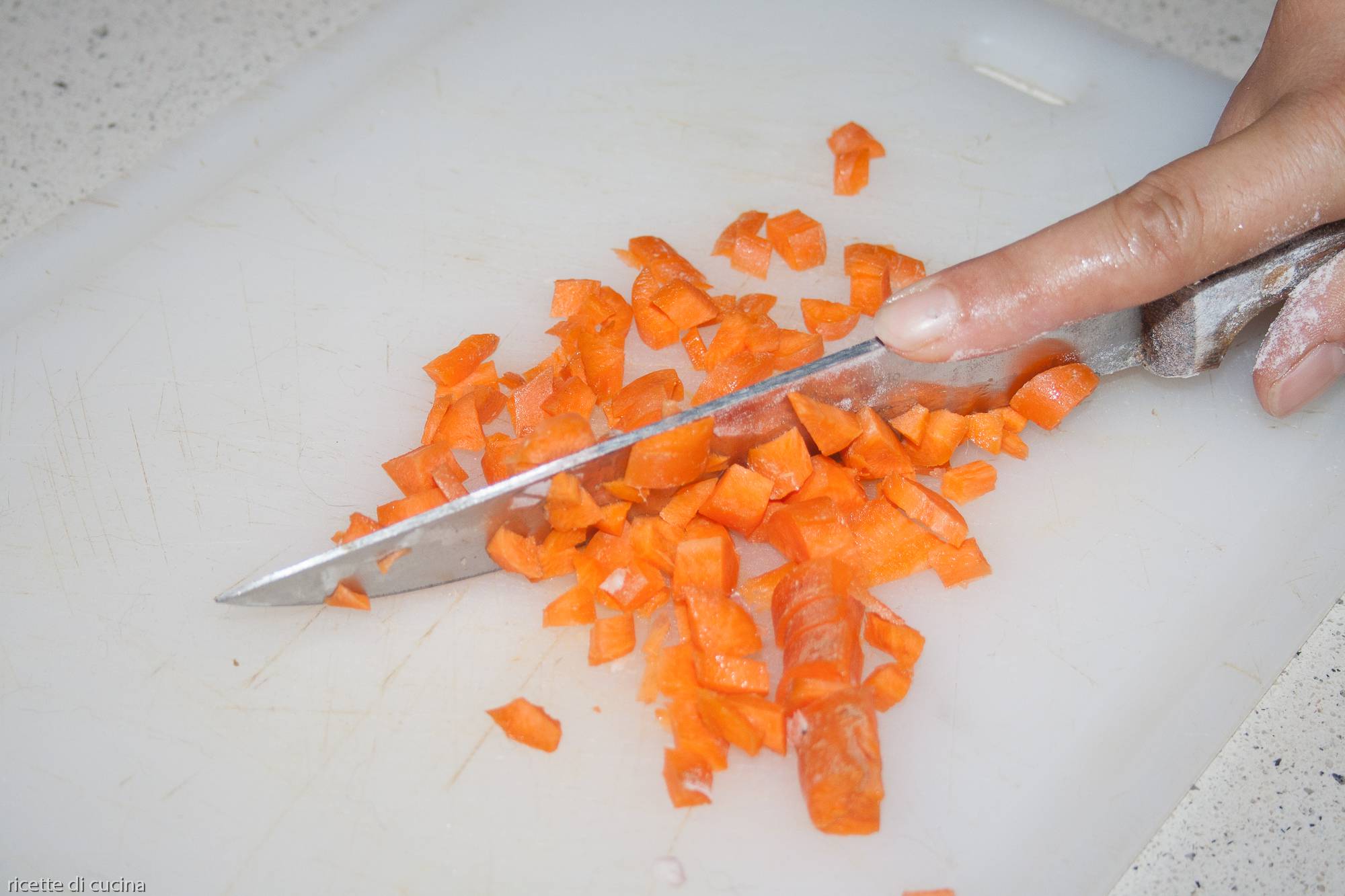 tagliare carote a dadini