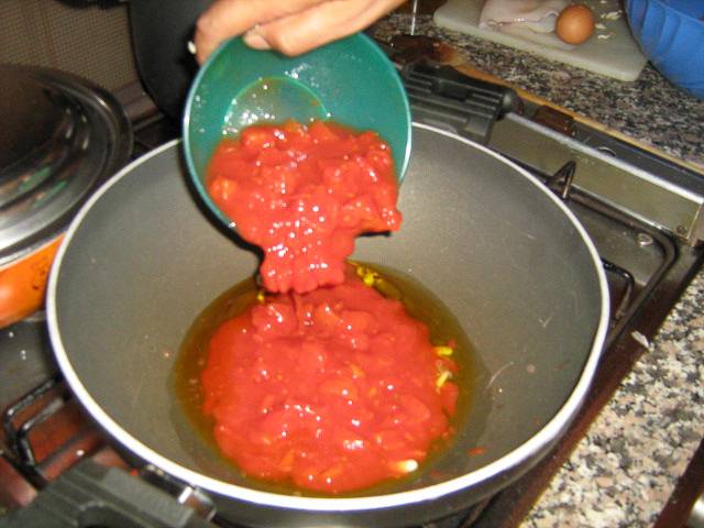 pomodoro aggiunto a aglio
