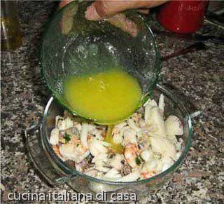 versare condimento per l'insalata di mare