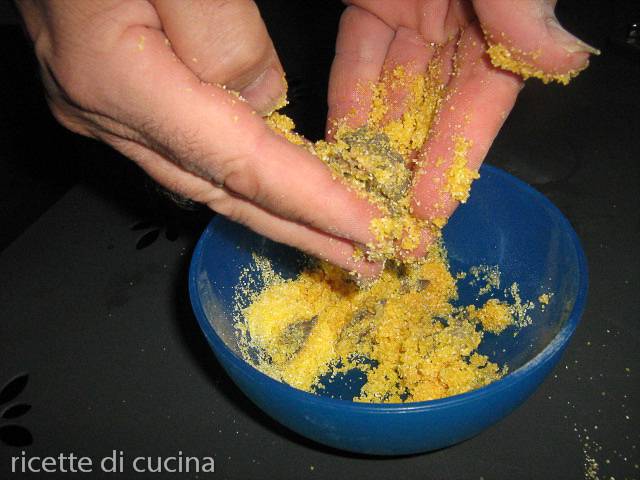 strofinare lumache infarinate con le mani