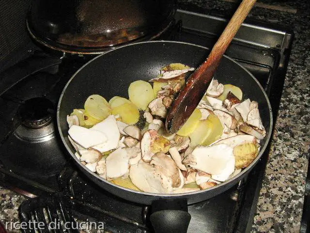 mescolare funghi porcini patate in padella