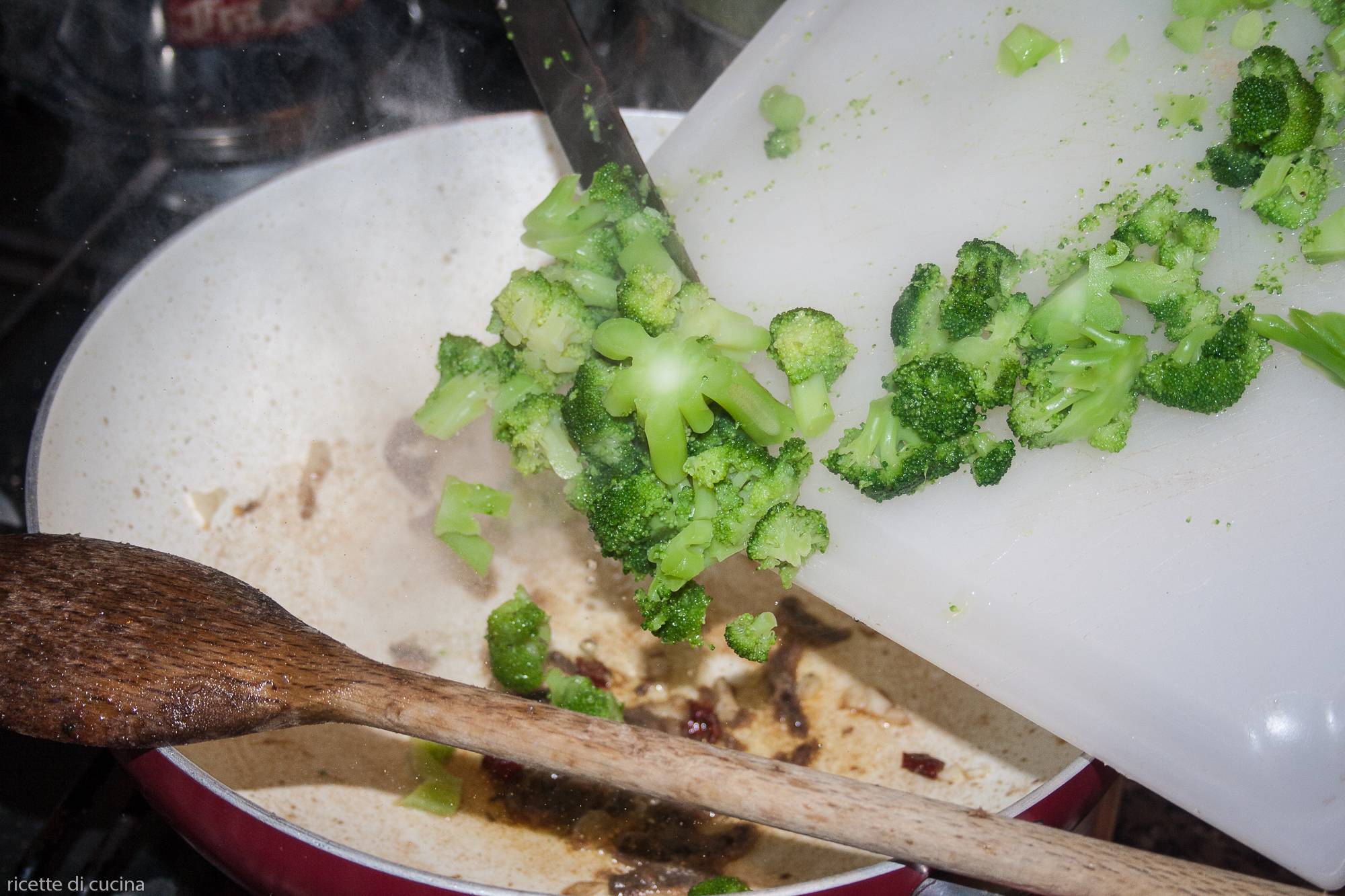 cimette broccoli cadono in padella da tagliere
