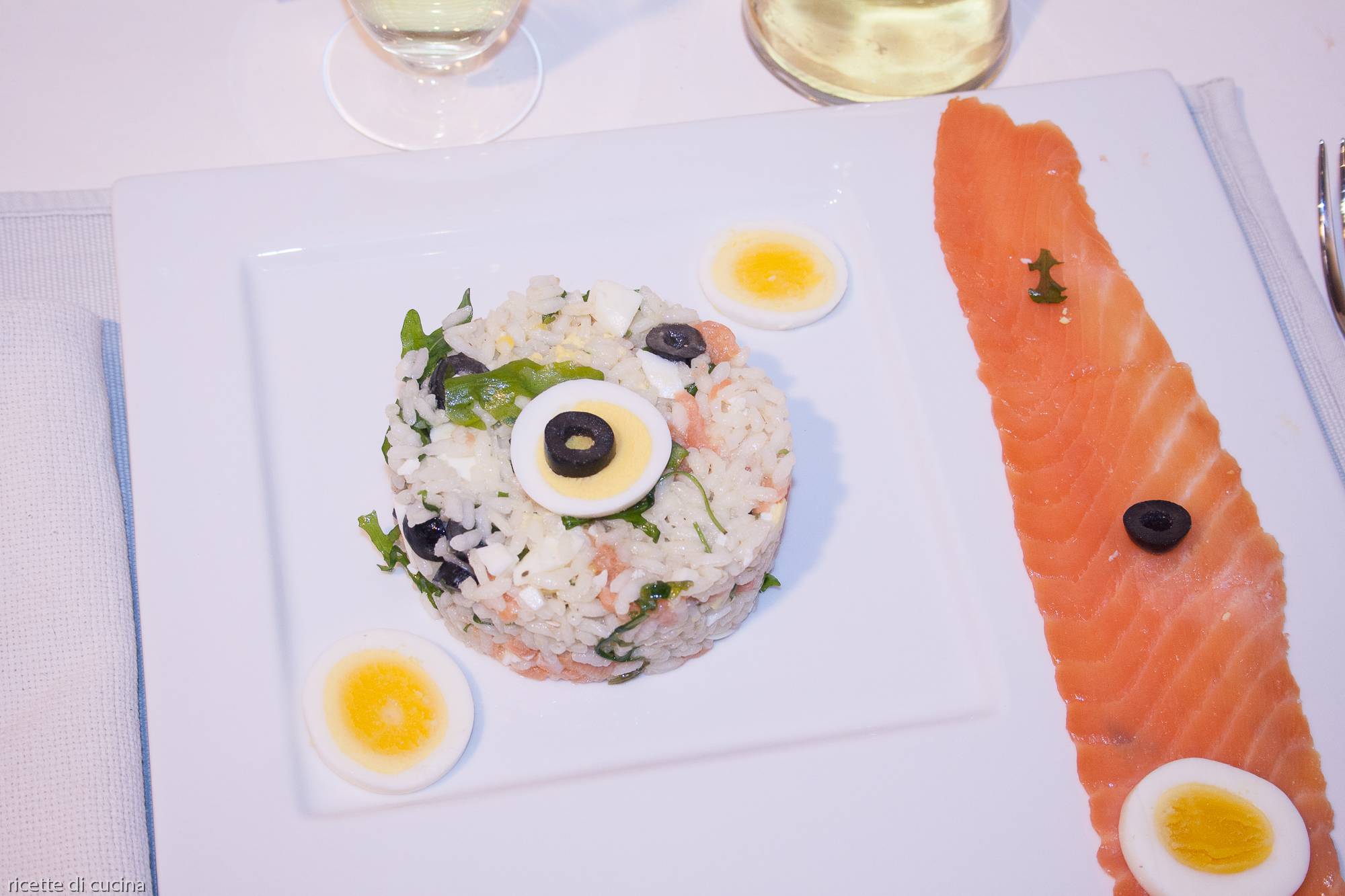 presentazione insalata di riso e salmone