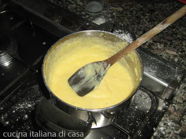 mescolare fonduta di pecorino