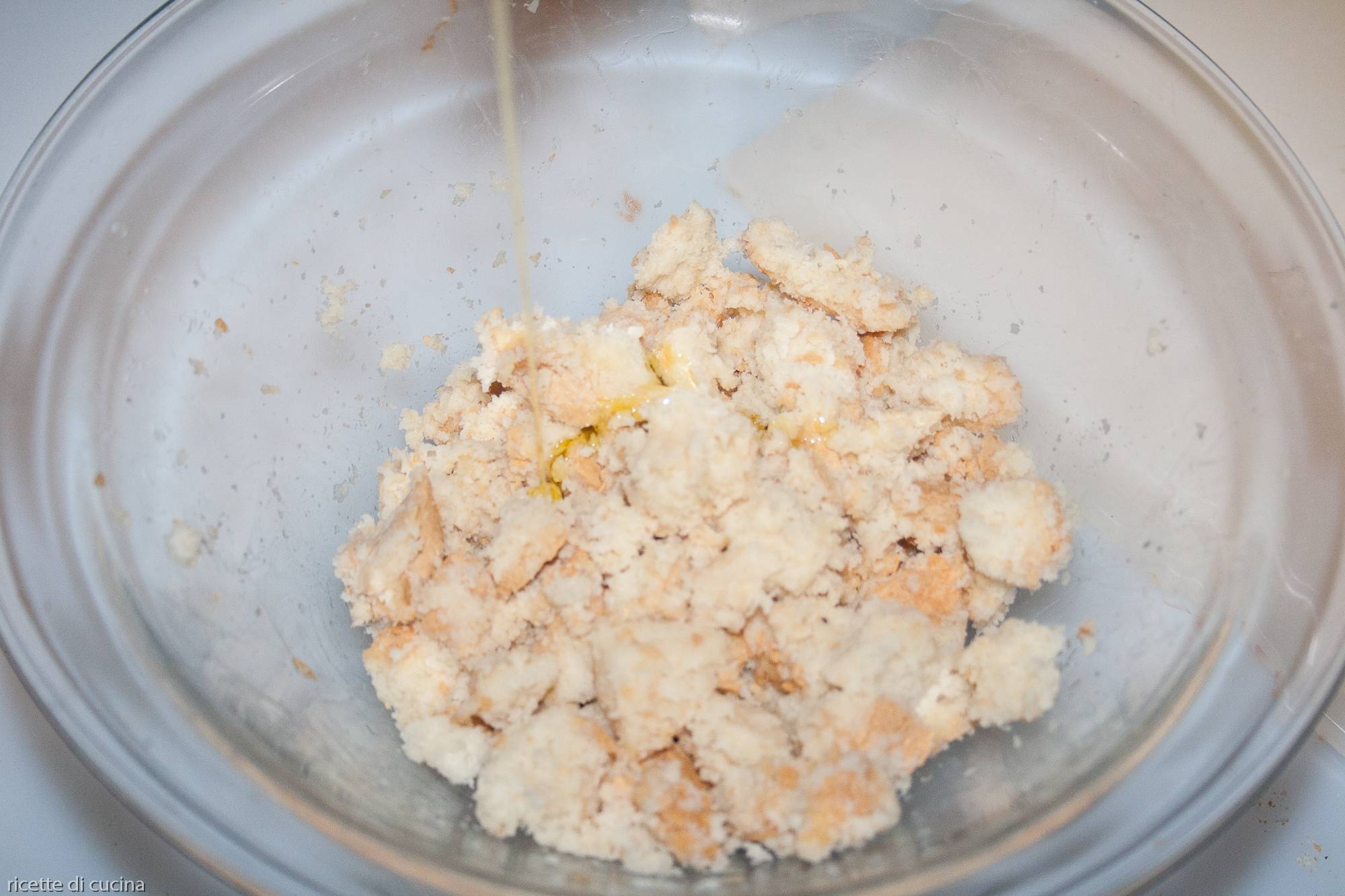 versare olio su pane