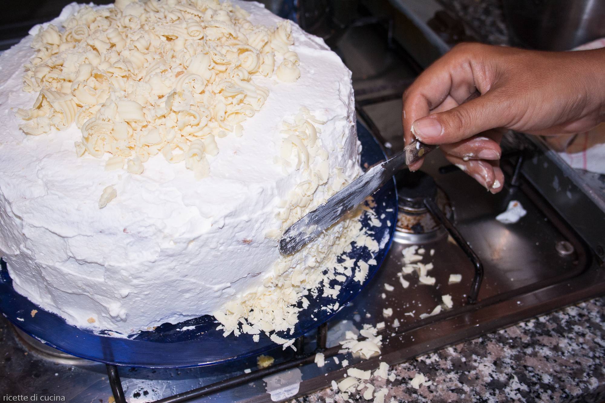 ricoprire torta cortina con riccioli cioccolato