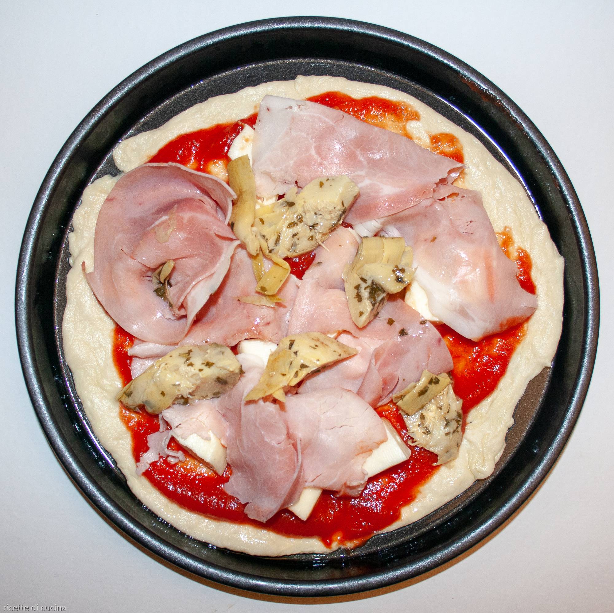 pizza in teglia con condimento