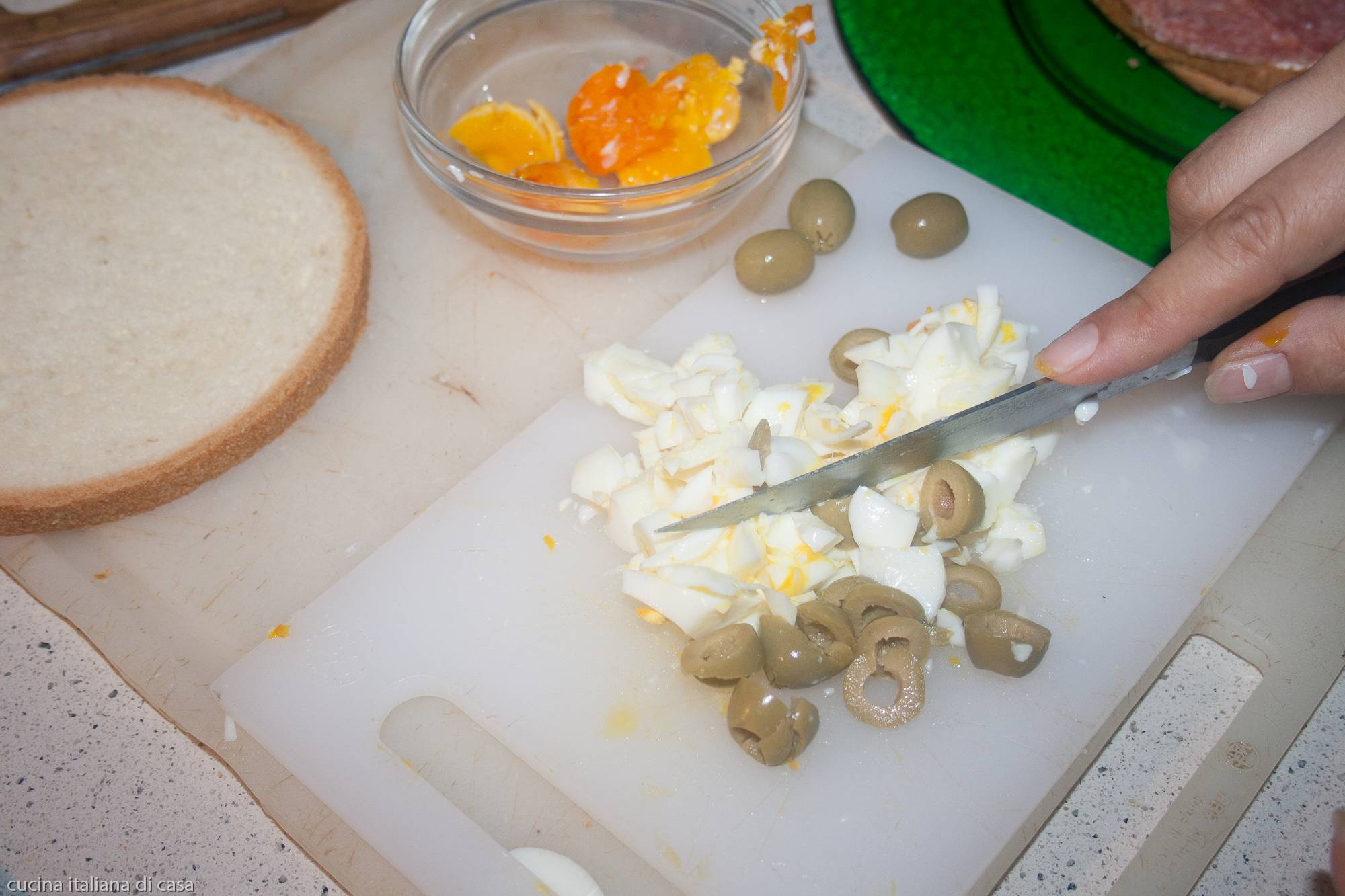 tagliare aòbumi uova e olive verdi