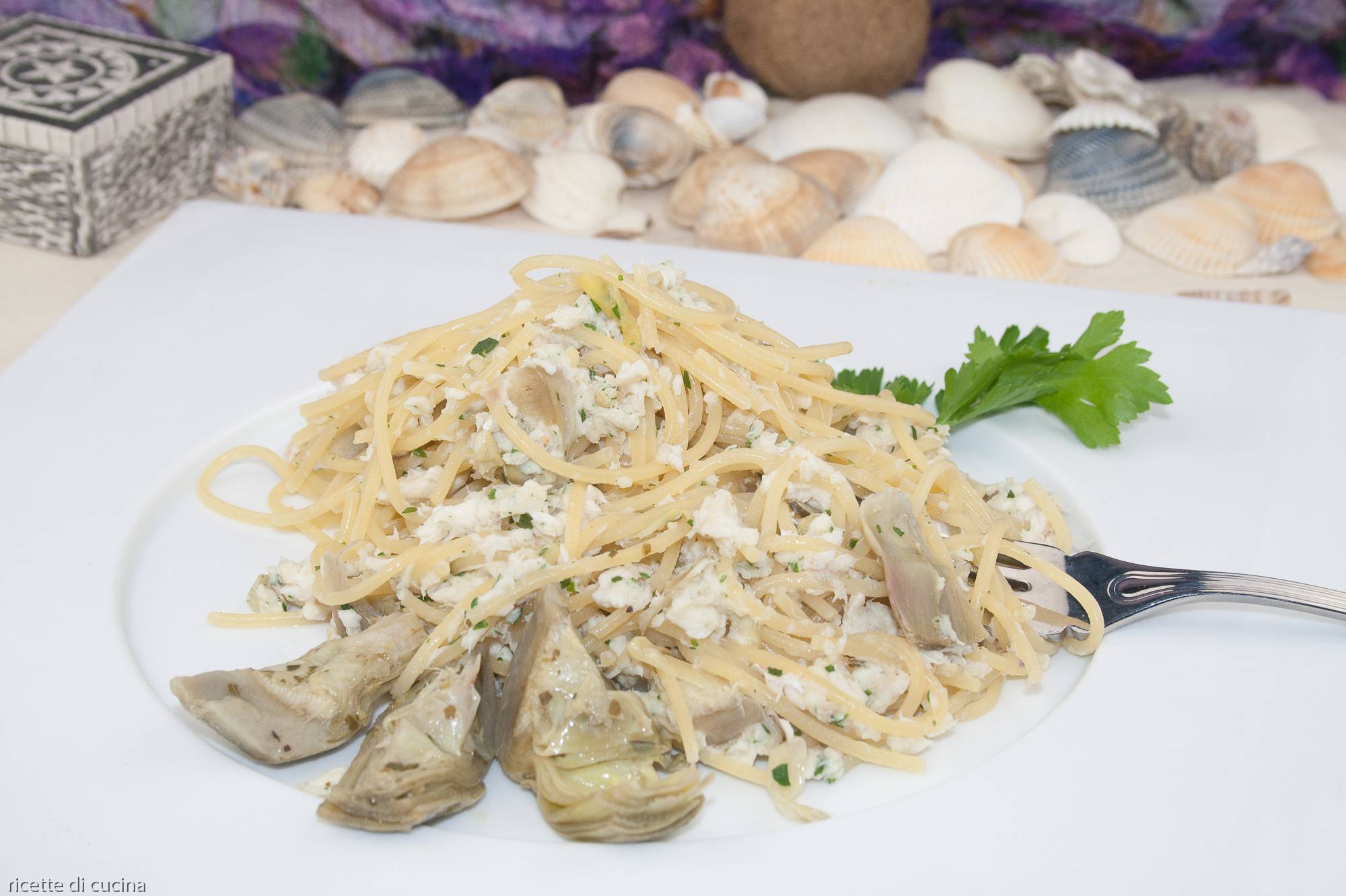 spaghetti con gallinella di mare e carciofi