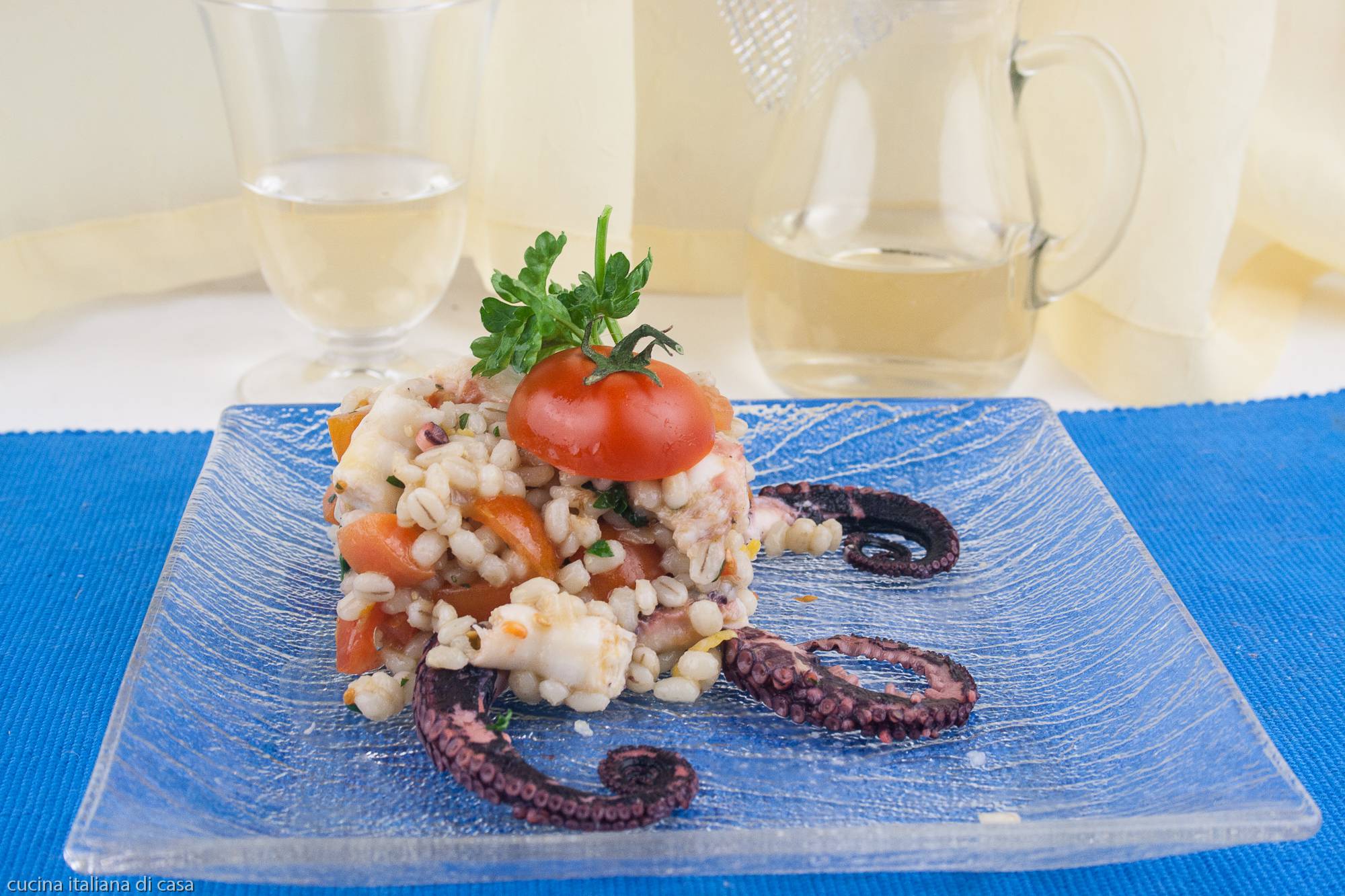 insalata orzo, polpo e verdure guarnita con tentacoli polpo
