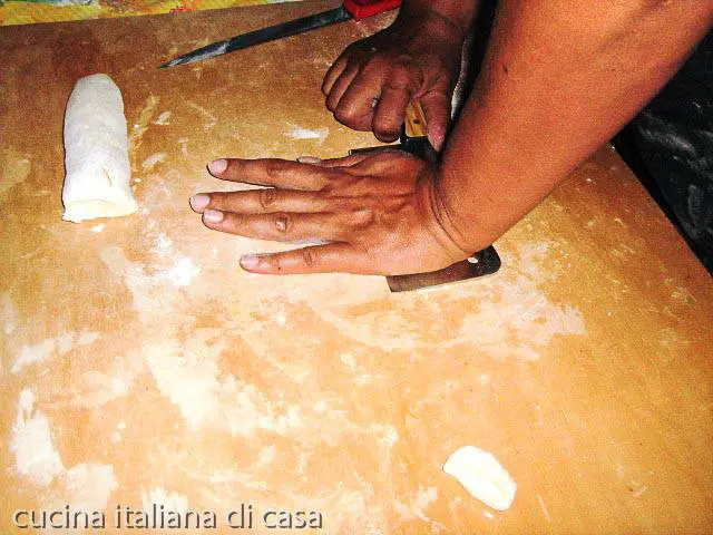 schiacciare pasta con lama