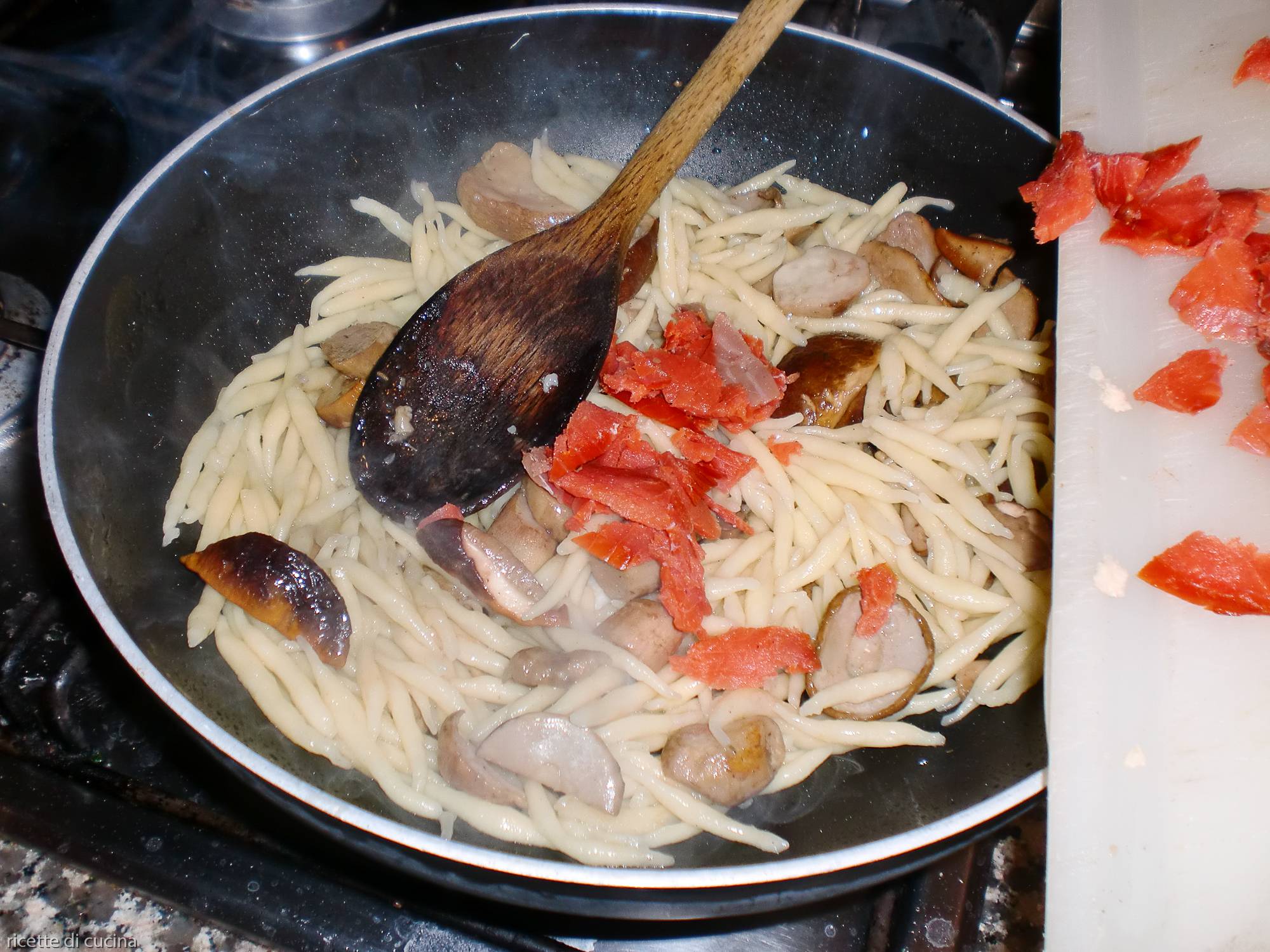 aggiungere salmone affumicato alle trofie