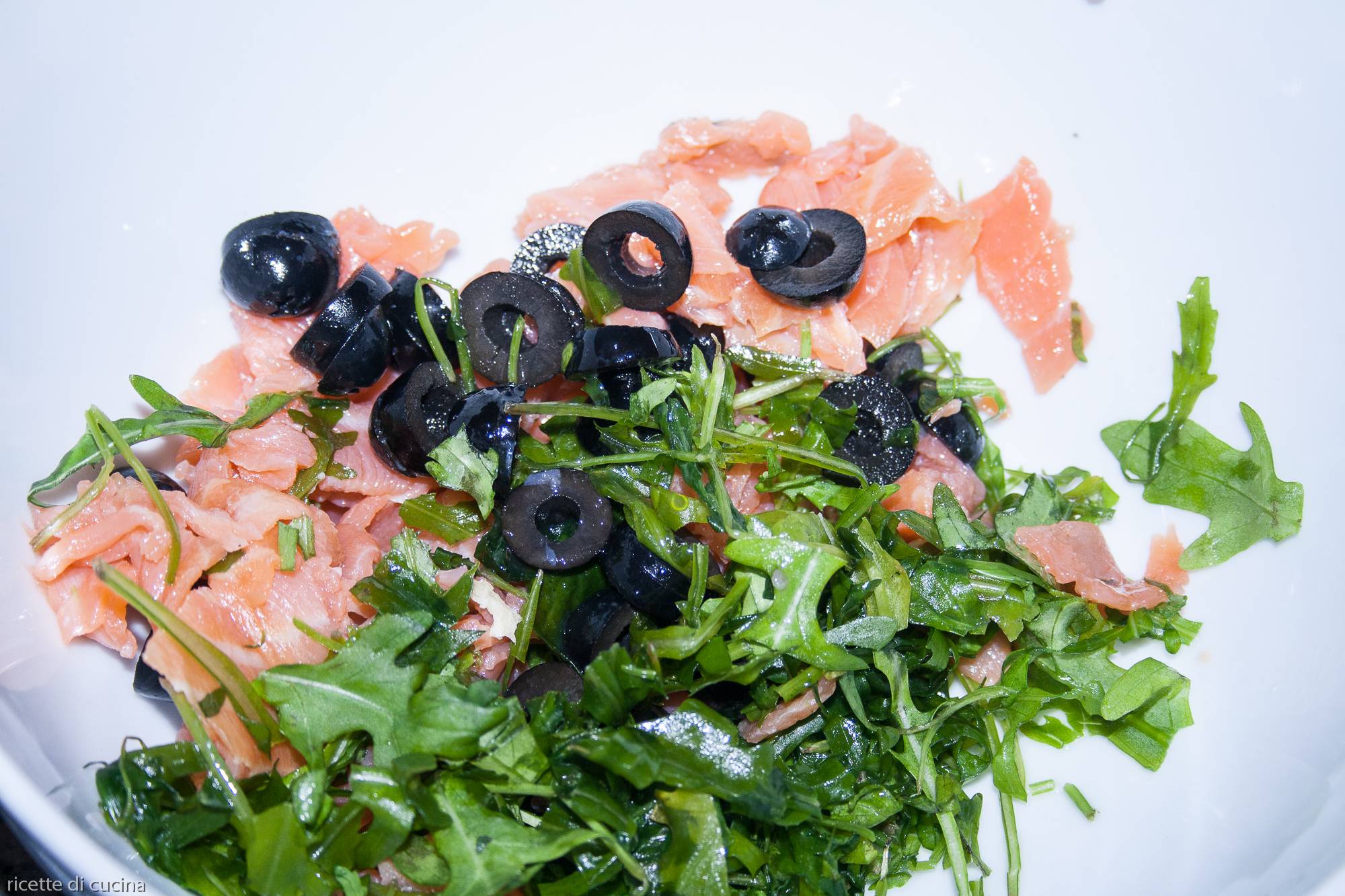 salmone rucola e olive in terrina