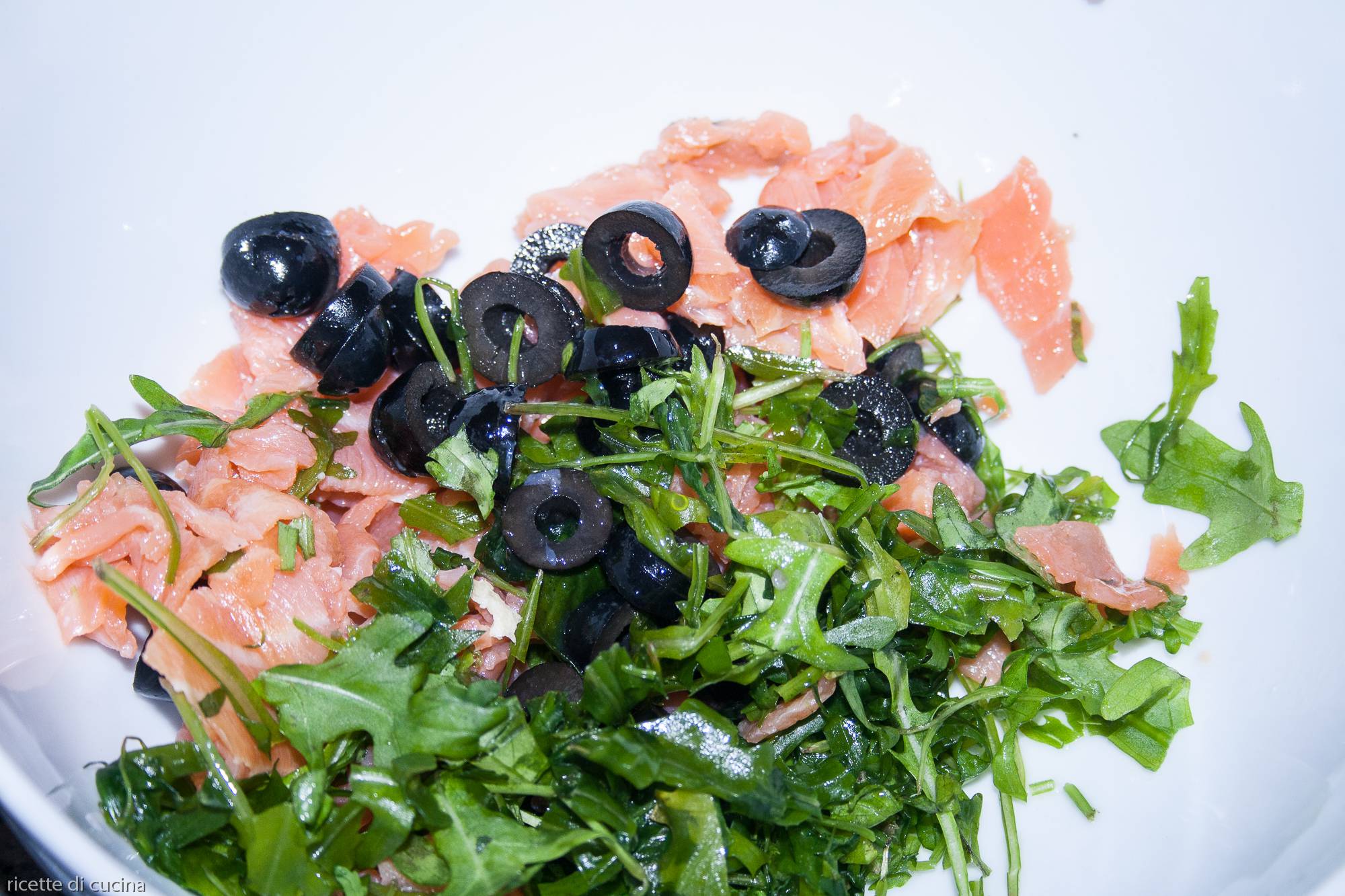 salmone affumicato rucola e olive in terrina