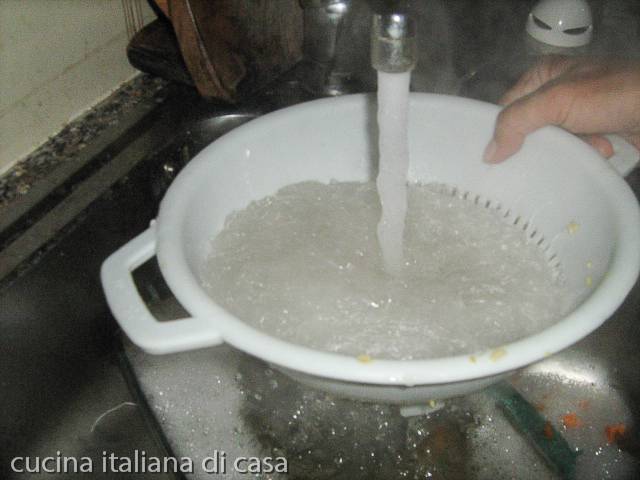 spaghetti soia riso sotto acqua corrente fredda