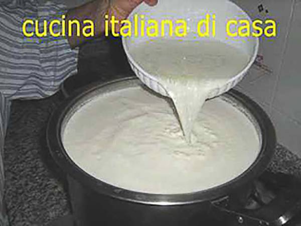 latticello versato in latte