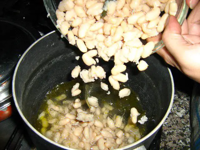 versare cannellini in brodo vegetale