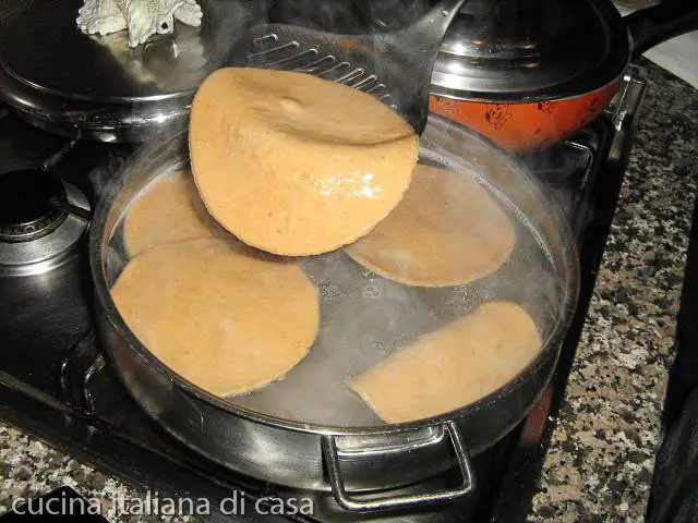 estrarre con schiumarola pasta di castagne