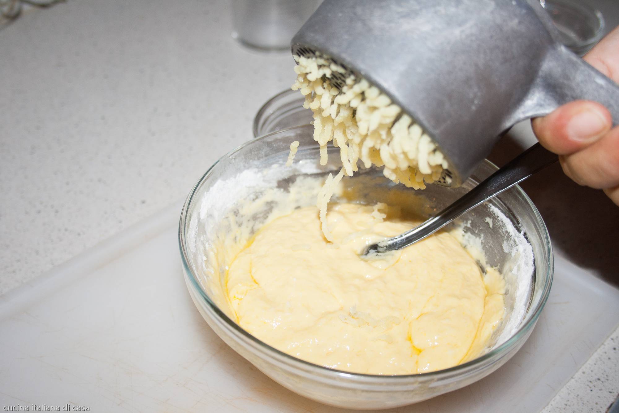 schiacciare patate in pastella per le graffe napoletane