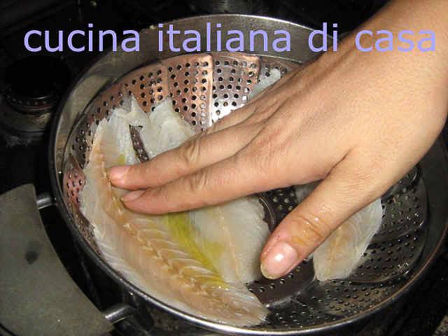 ungere filetti di pesce con dita