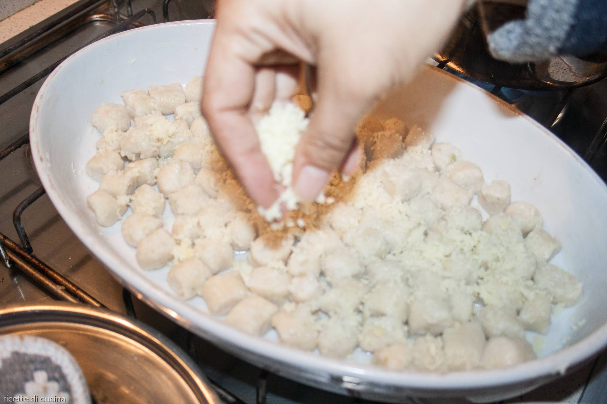 spolverare gnocchi con parmigiano