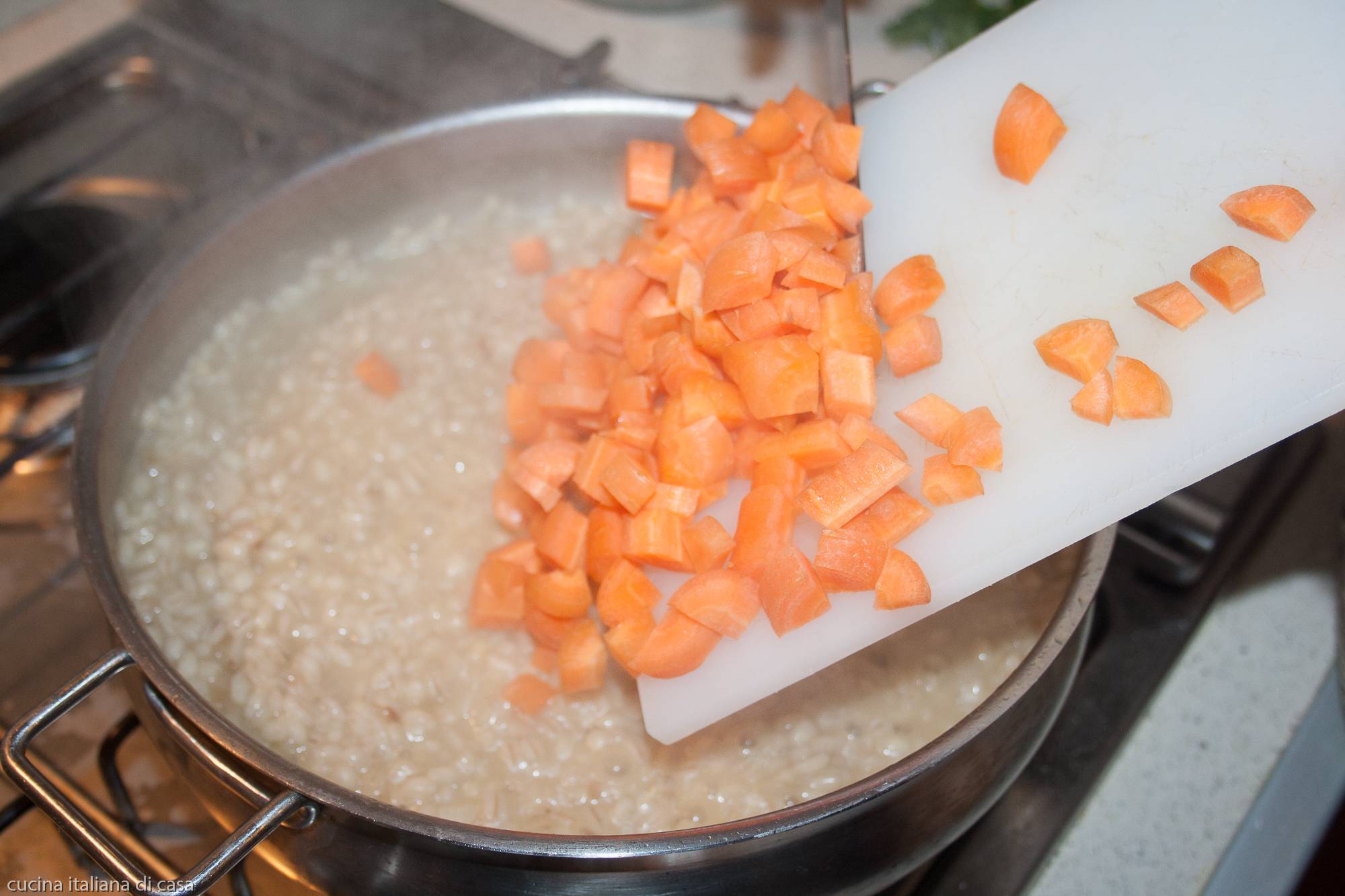 unire carote a orzo in tegame