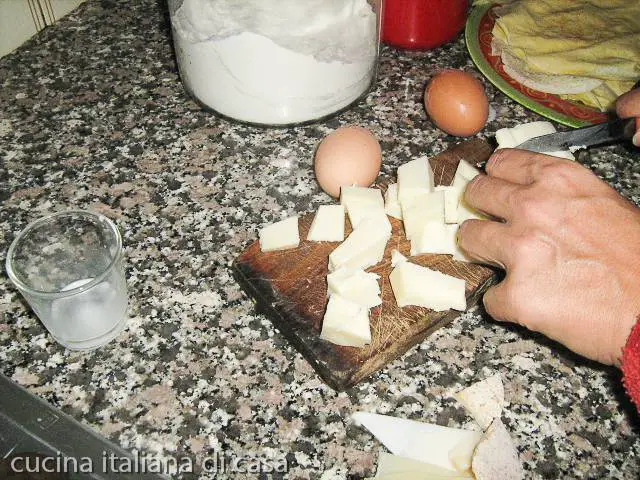tagliare formaggio a pezzetti