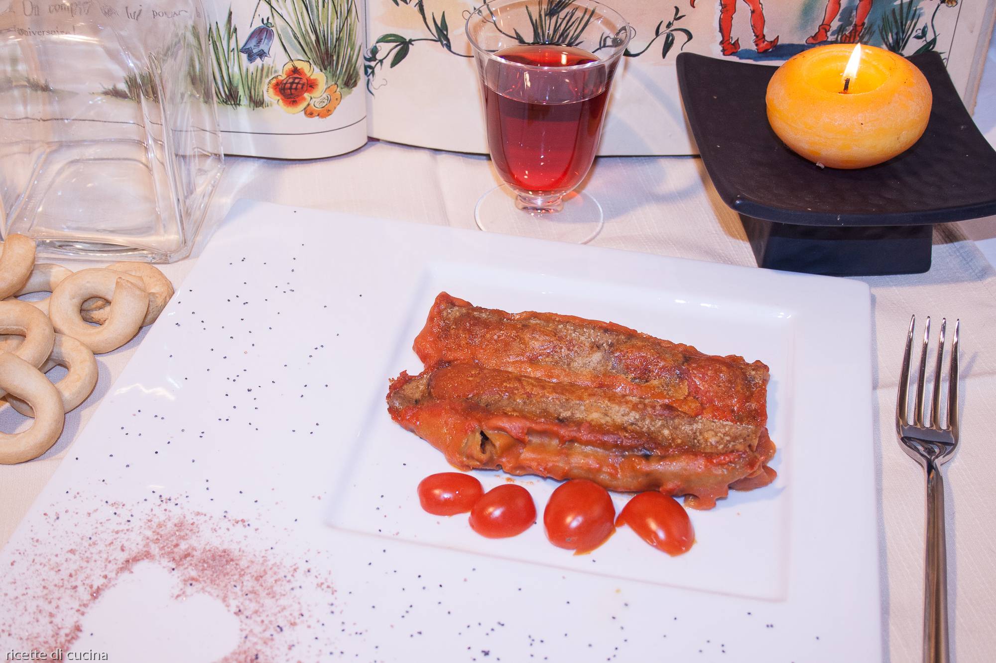 cannelloni con ragù di conghiale con decorazioni su piatto bian