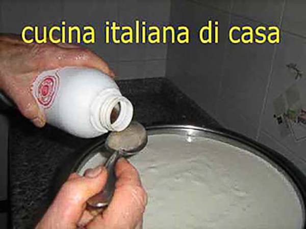 versare caglio in cucchiaio