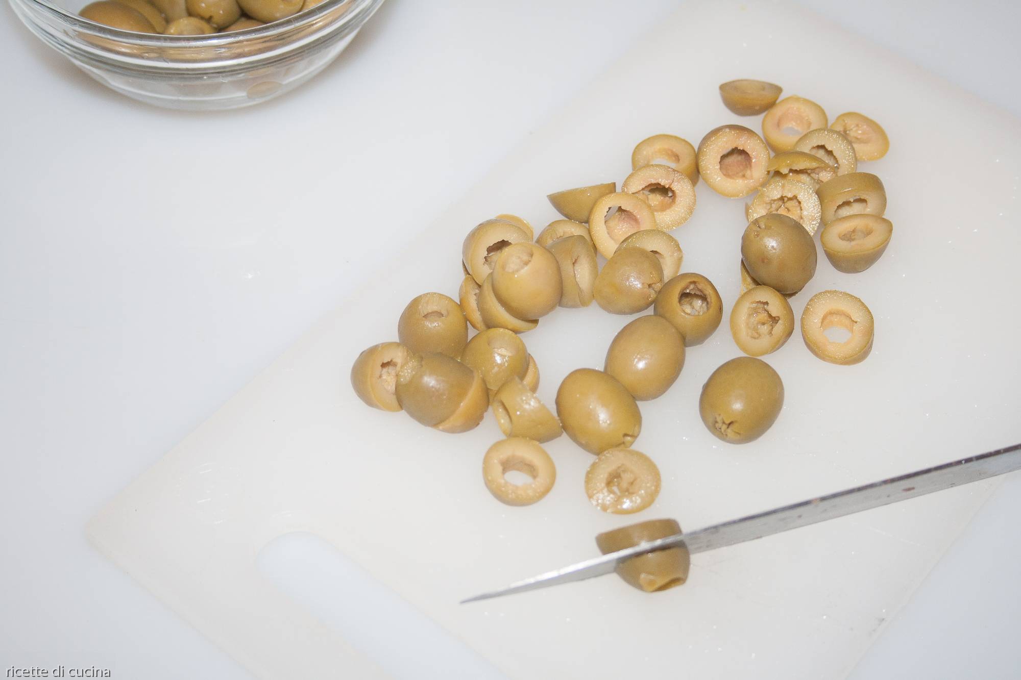 tagliare olive denocciolate a rondelle