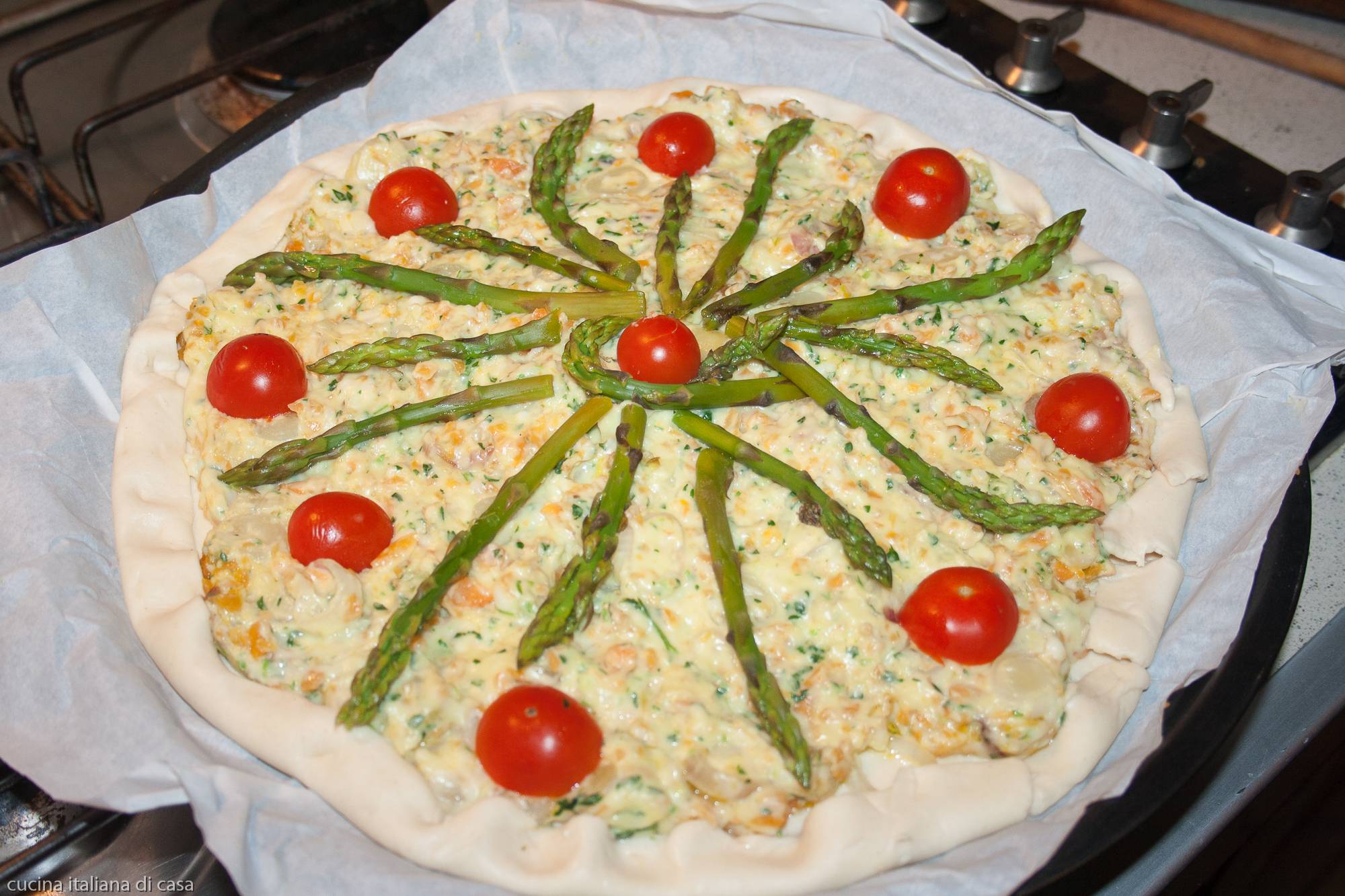 pomodorini su torta salata