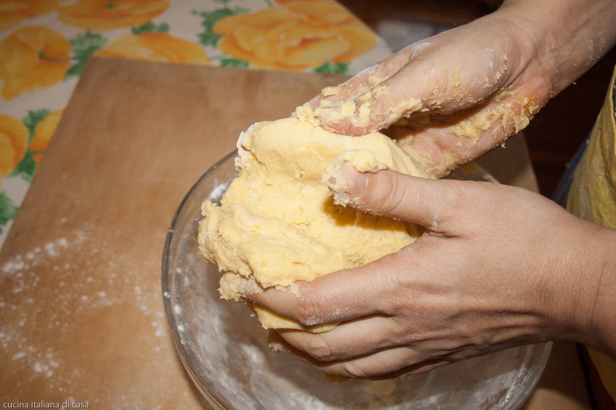 lavorare impasto delle castagnole con le mani