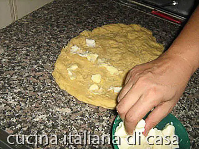 distribuire burro su pasta del panettone milanese