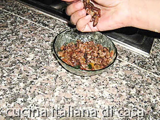 strizzare uvette del panettone milanese