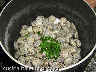 vongole con prezzemolo in pentola