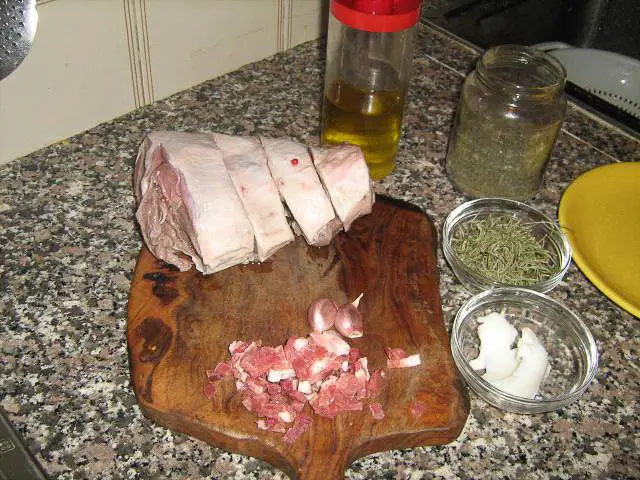 cosciotto agnello con ingredienti