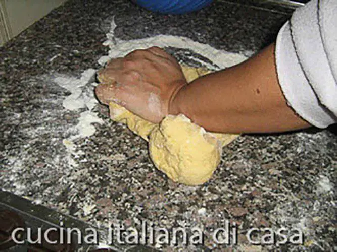 storcere pasta panettone milanese
