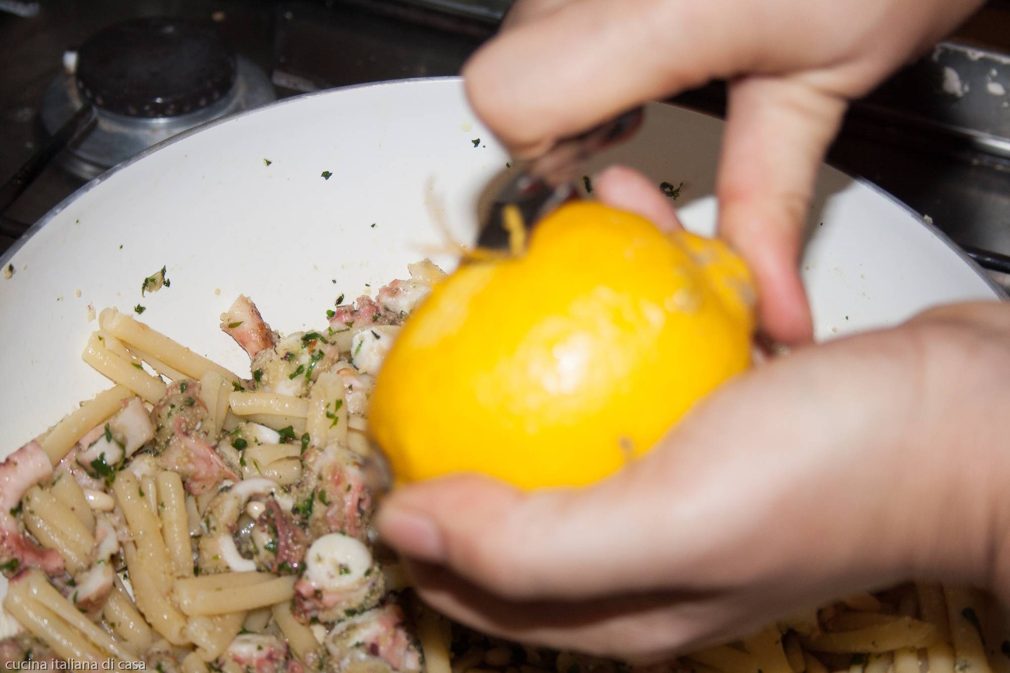 limone sbucciato su pasta con il polpo