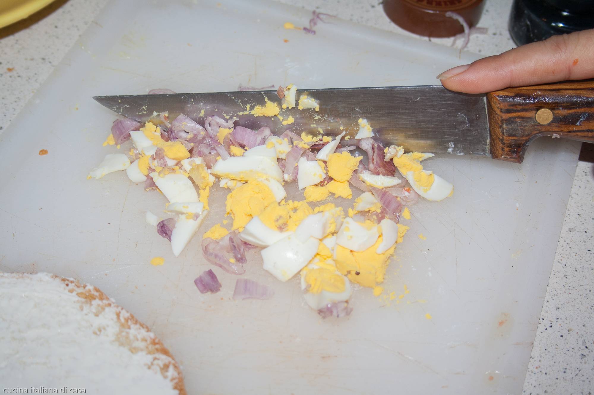 coltello taglia uova con scalogno