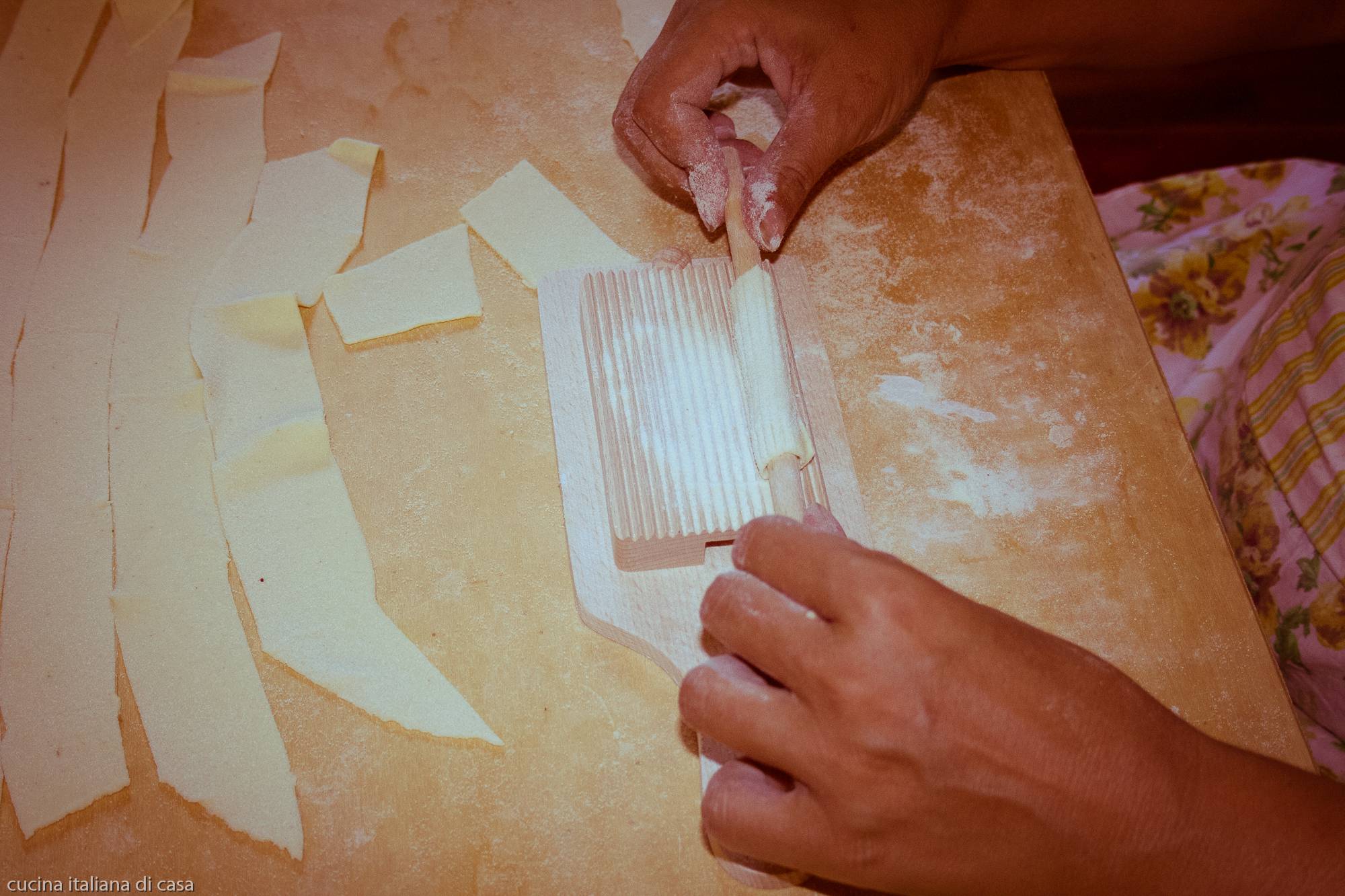 fare forma maccheroni con attrezzo