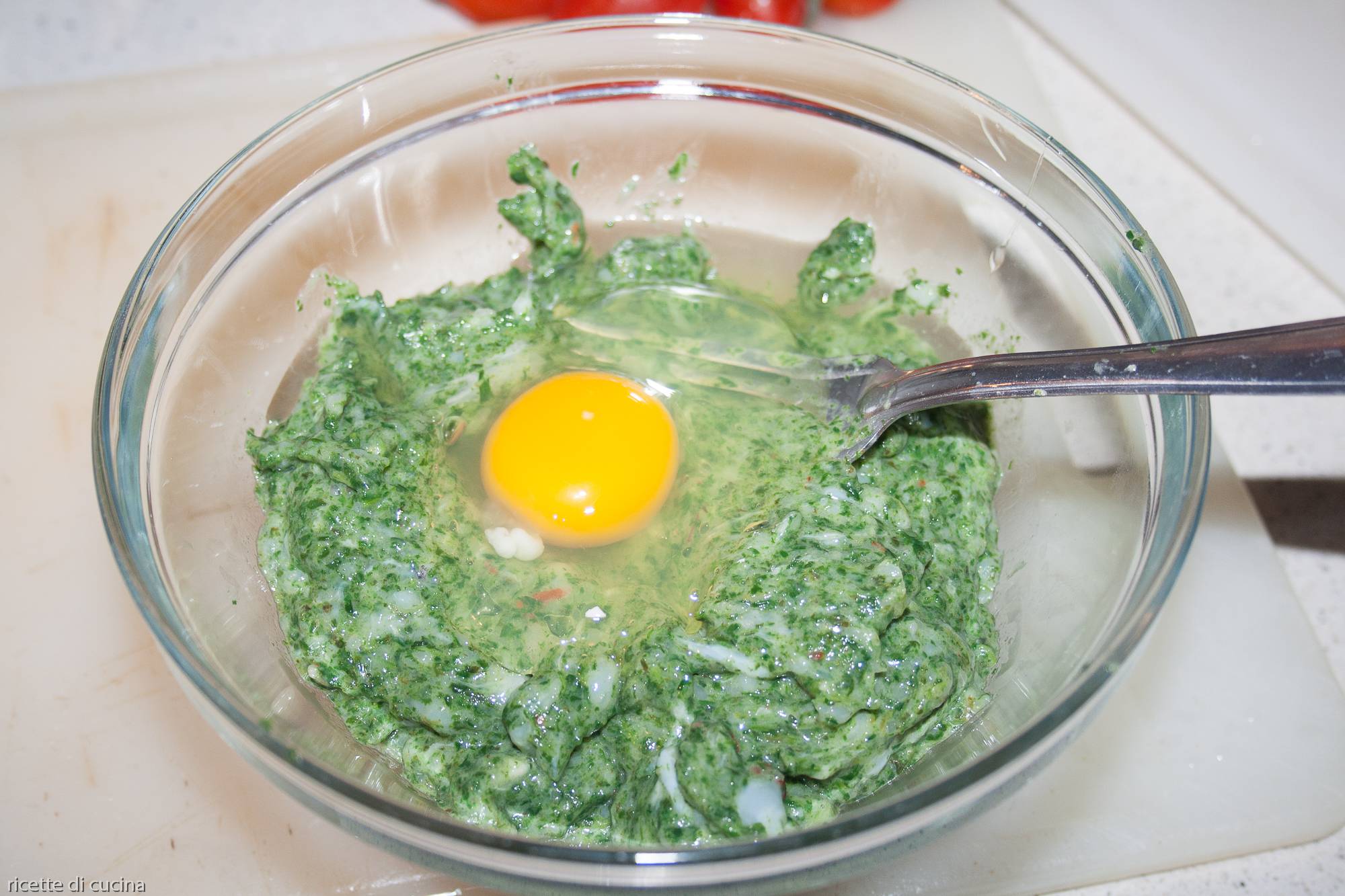 aggiungere uovo a seppie e spinaci