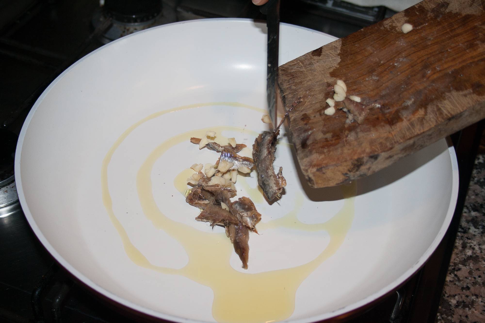 aglio e acciughe in padella