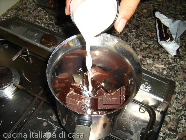 versare latte in cioccolato