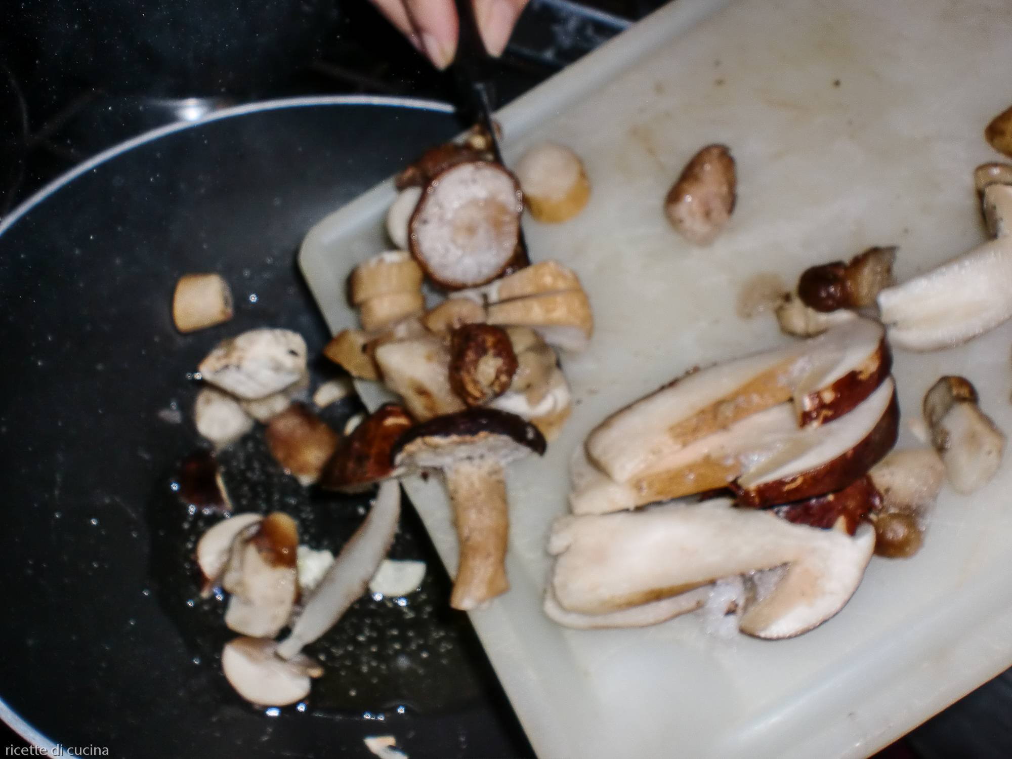 funghi porcini cadono in padella da tagliere