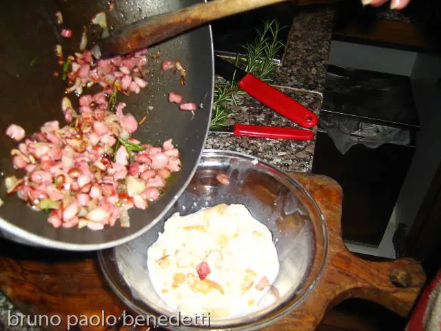 aggiungere pancetta a pane