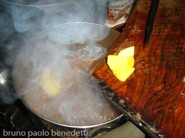 aggiungere patata a castagne che bollono