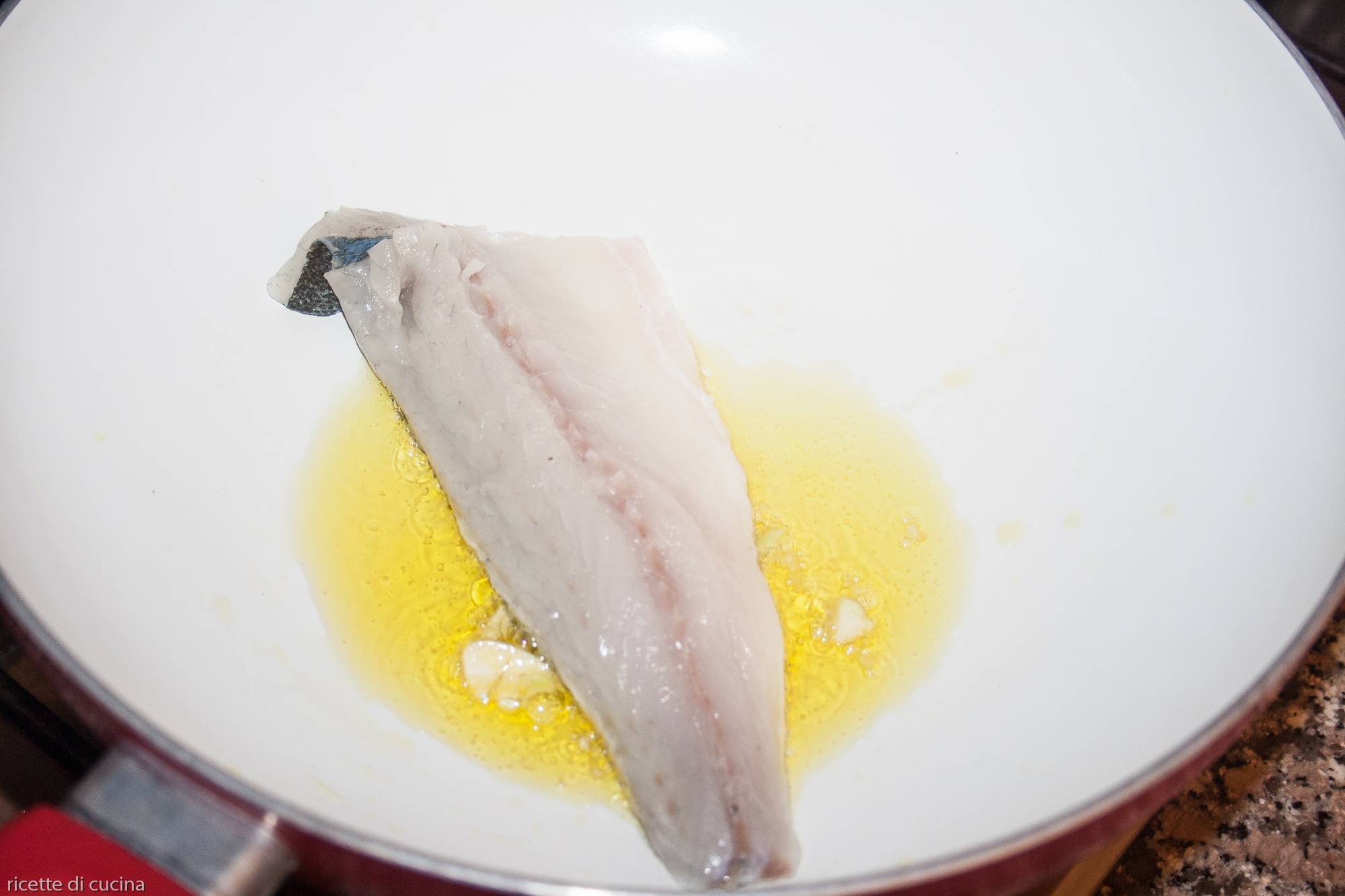 rosolare filetto branzino