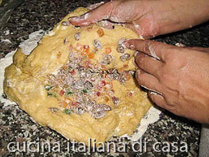 arrotolare pasta panettone milanese