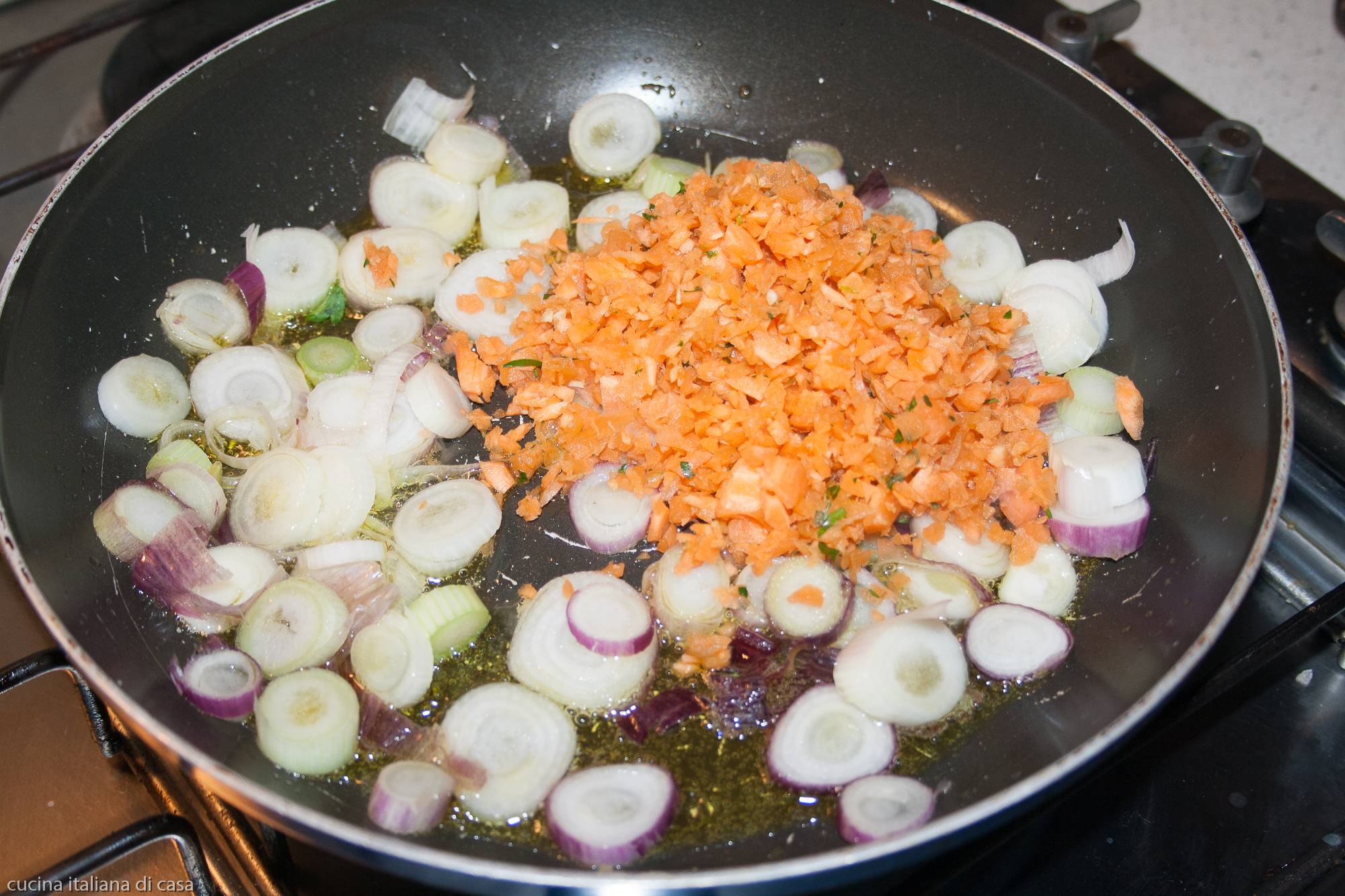 unire trito di carota in padella